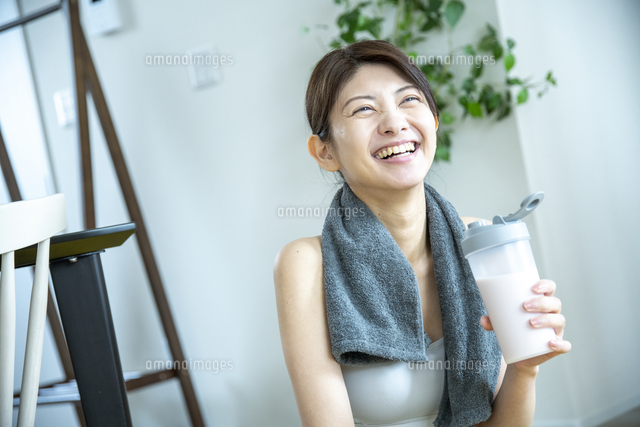 プロテインを飲む女性 の写真素材 イラスト素材 アマナイメージズ
