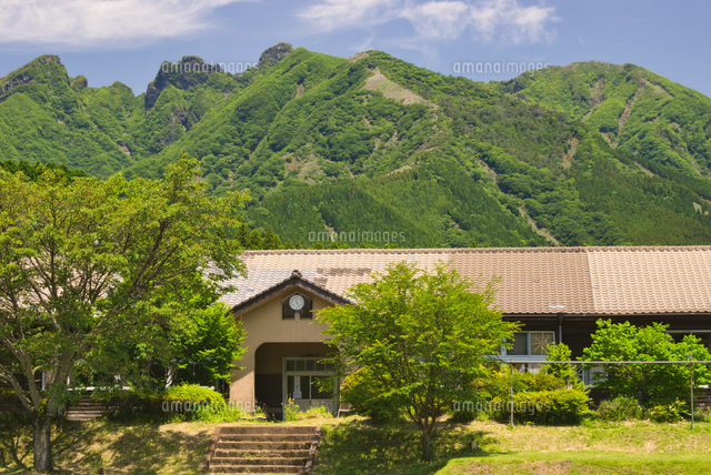 南阿蘇村にある廃校の木造校舎 の写真素材 イラスト素材 アマナイメージズ