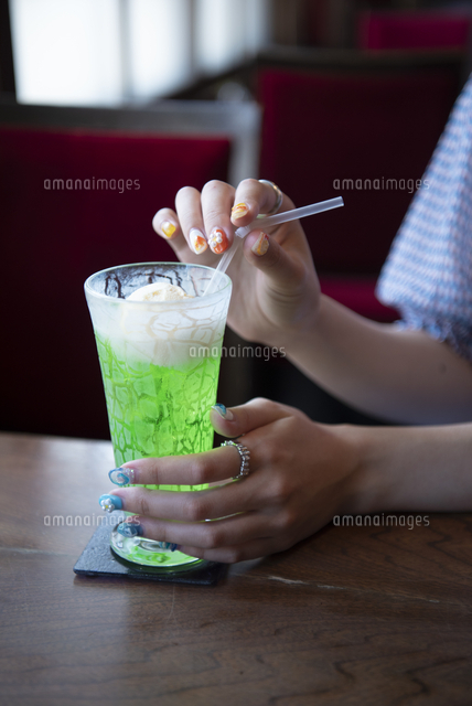 レトロ喫茶 メロンソーダフロート の写真素材 イラスト素材 アマナイメージズ