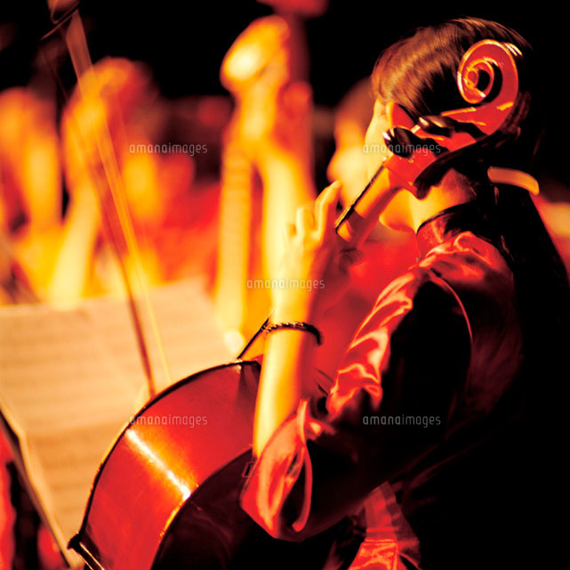 コントラバスを演奏する人 の写真素材 イラスト素材 アマナイメージズ