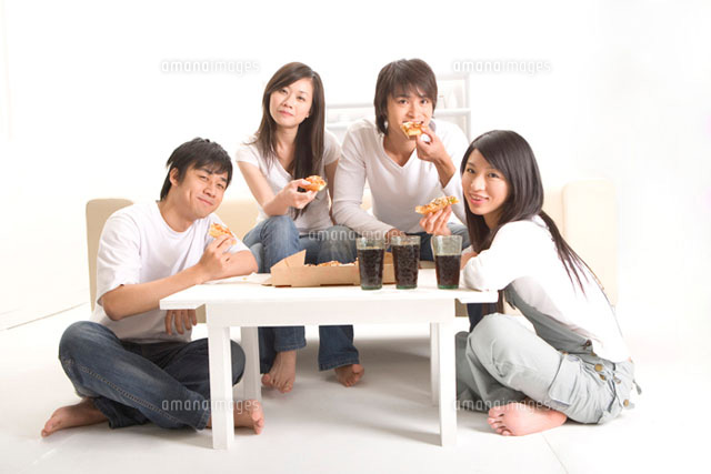 Four people gathering together eating[11010008160]の写真素材・イラスト素材｜アマナイメージズ