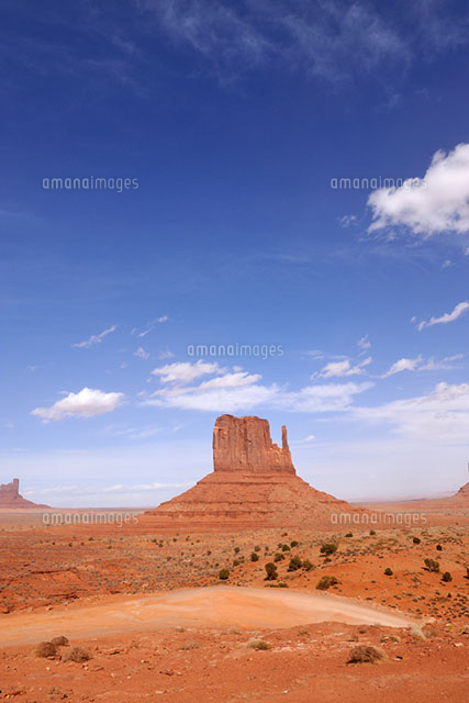 モニュメントバレー広角青空と雲 の写真素材 イラスト素材 アマナイメージズ