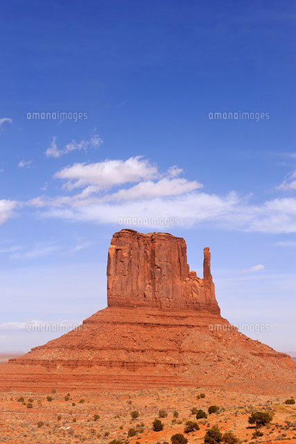 モニュメントバレー広角青空と雲 の写真素材 イラスト素材 アマナイメージズ