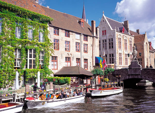ブルージュの運河と人々が乗っている船 ベルギー[11012009070]の写真