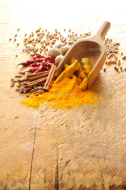 赤唐辛子とウコンと白胡椒とナツメグとシナモン の写真素材 イラスト素材 アマナイメージズ