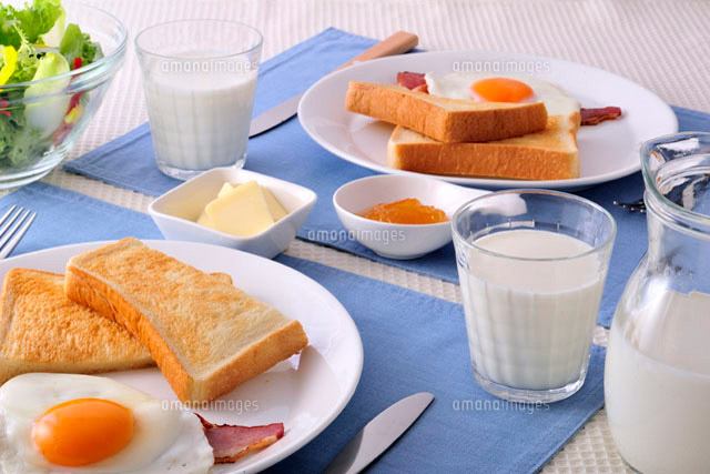 パンと目玉焼きの朝食 の写真素材 イラスト素材 アマナイメージズ