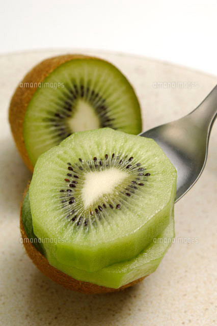 キウイをスプーンですくう の写真素材 イラスト素材 アマナイメージズ