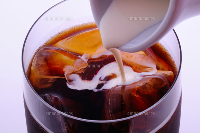 アイスコーヒーにミルクを入れる の写真素材 イラスト素材 アマナイメージズ
