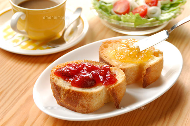 フランスパンとコーヒーとサラダ の写真素材 イラスト素材 アマナイメージズ