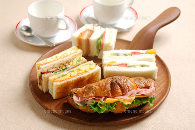 クロワッサンサンドとサンドイッチ の写真素材 イラスト素材 アマナイメージズ