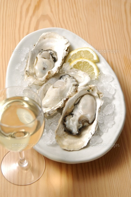生牡蠣 と白ワイン の写真素材 イラスト素材 アマナイメージズ