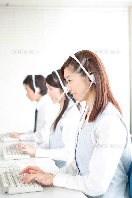 コールセンターで応対する男女 の写真素材 イラスト素材 アマナイメージズ