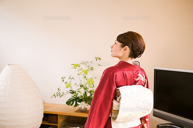 着物姿の若い女性の横顔 の写真素材 イラスト素材 アマナイメージズ