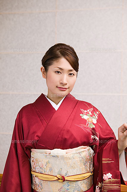 障子の前に立つ着物姿の若い女性 の写真素材 イラスト素材 アマナイメージズ
