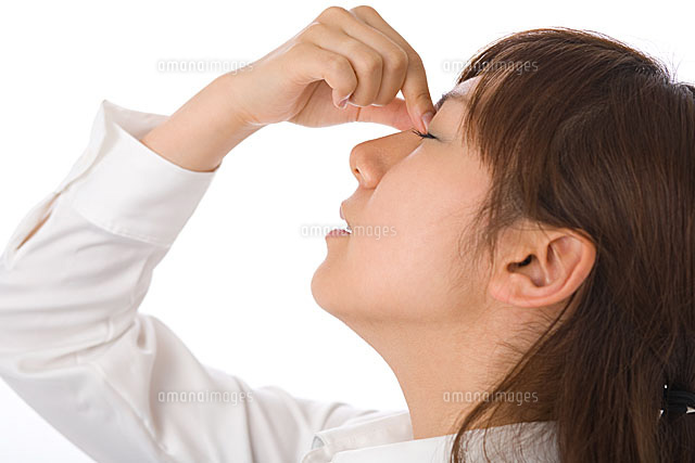 目が疲れた女性 の写真素材 イラスト素材 アマナイメージズ