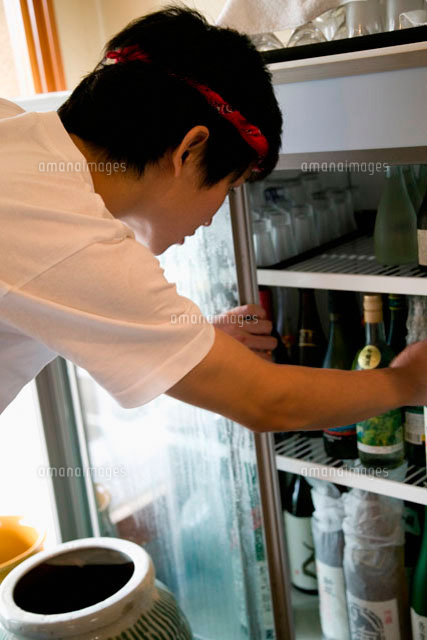 冷蔵庫を覗く店員 の写真素材 イラスト素材 アマナイメージズ