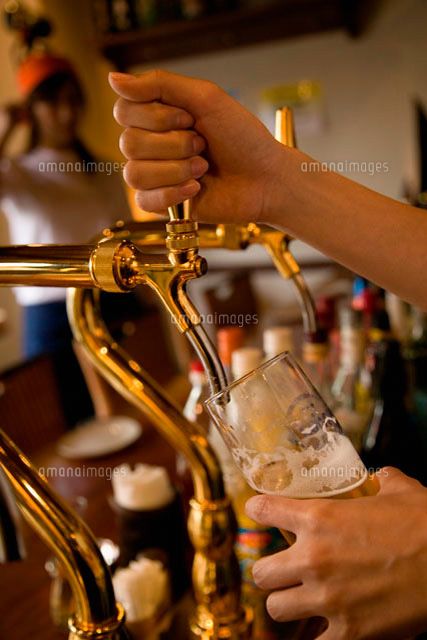 サーバーからビールを注ぐ手 の写真素材 イラスト素材 アマナイメージズ