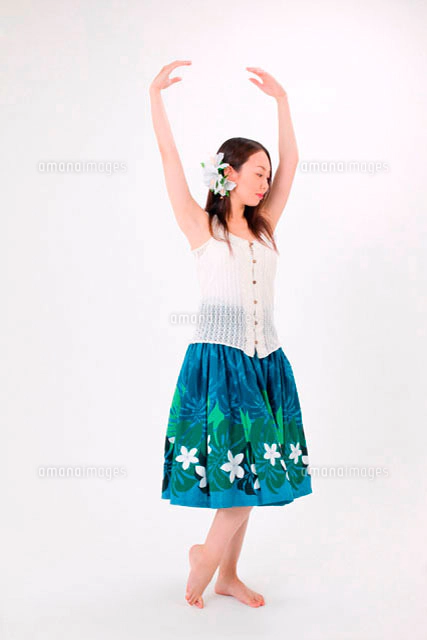 フラダンスを踊る女性[11014006749]の写真・イラスト素材｜アマナ