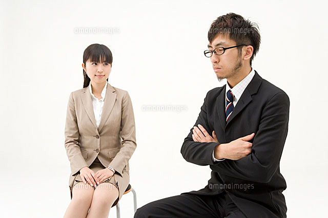 考える男性と女性[11014007322]の写真素材・イラスト素材｜アマナイメージズ