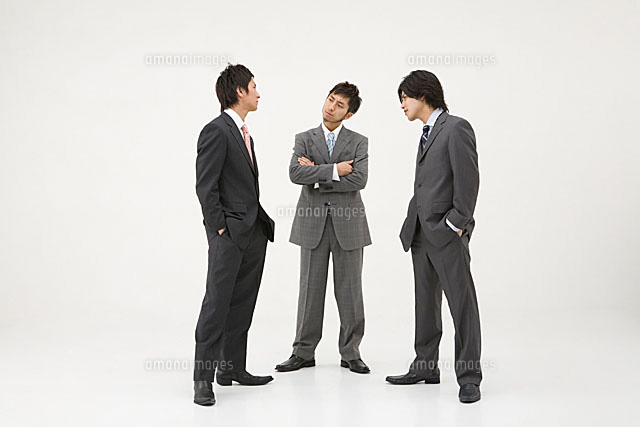 睨みあう男性3人 の写真素材 イラスト素材 アマナイメージズ