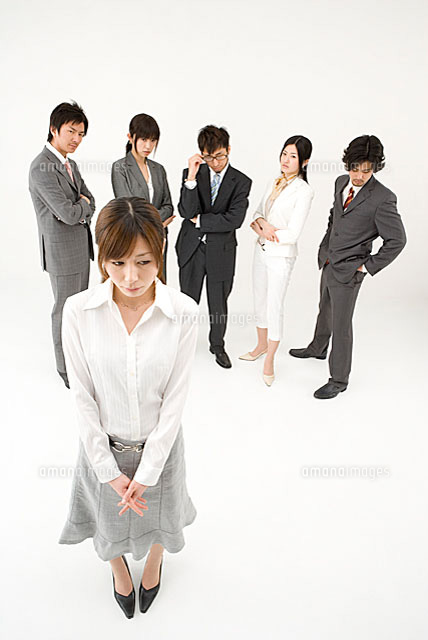 仲間はずれの女性 の写真素材 イラスト素材 アマナイメージズ