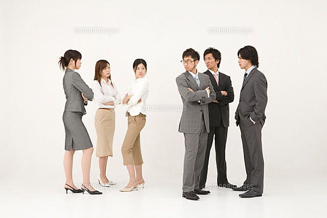 喧嘩をする男性派閥と女性派閥 の写真素材 イラスト素材 アマナイメージズ