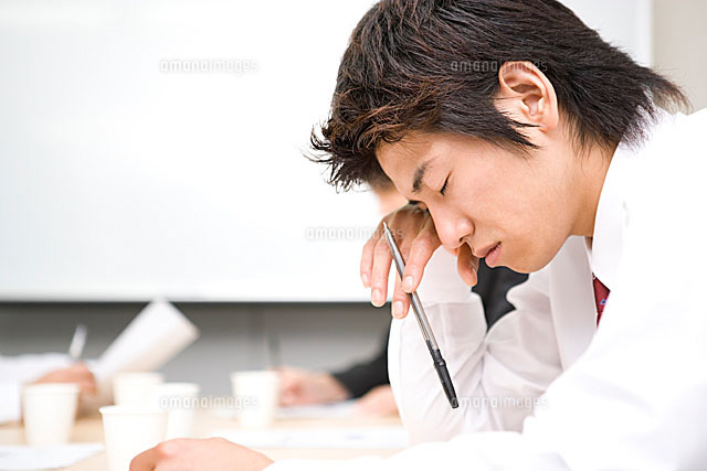居眠りをする男性 の写真素材 イラスト素材 アマナイメージズ
