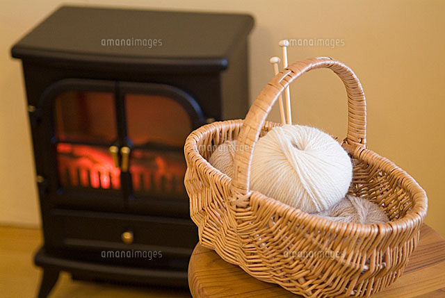 薪ストーブ型ヒーターと毛糸 の写真素材 イラスト素材 アマナイメージズ