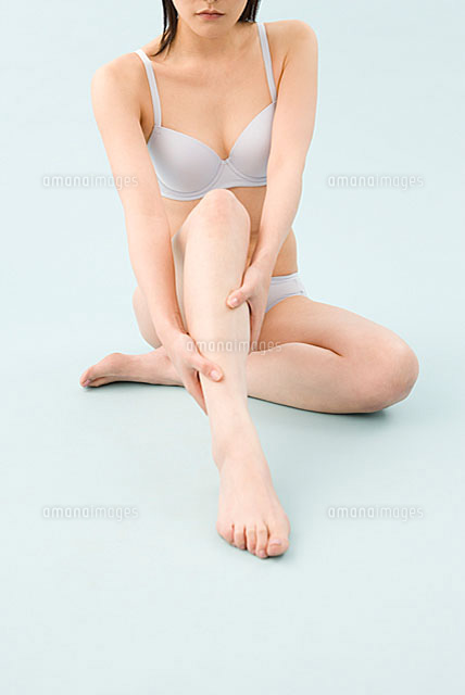 下着姿の女性 の写真素材 イラスト素材 アマナイメージズ