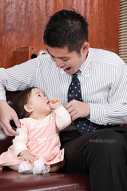 子供をあやす