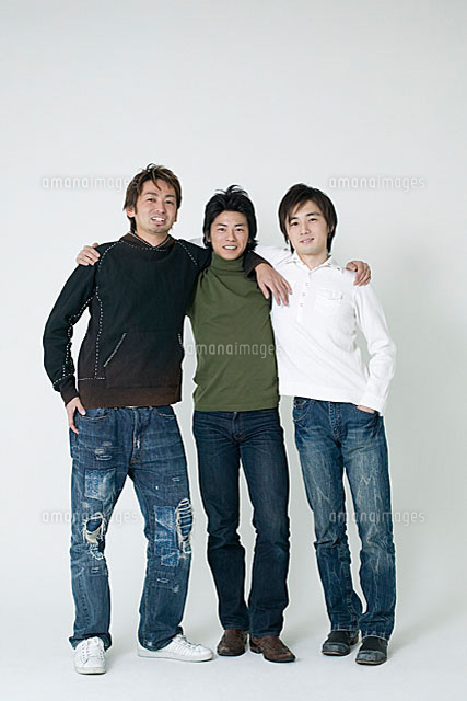 互いの肩を組む3人の男性 の写真素材 イラスト素材 アマナイメージズ