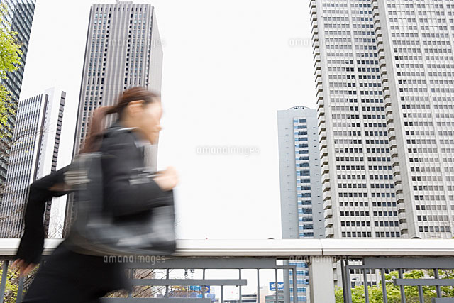 走るスーツ姿の女性 の写真素材 イラスト素材 アマナイメージズ