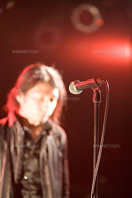 ボーカルの男性とマイク の写真素材 イラスト素材 アマナイメージズ