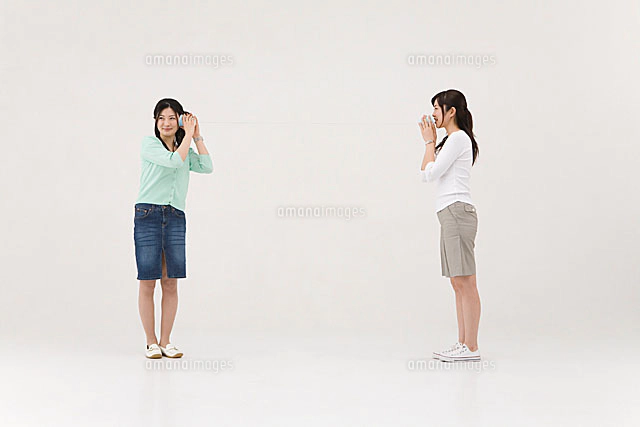 男脚組 糸電話で話す2組の男性と女性[11014008870]の写真・イラスト素材｜アマナイメージズ