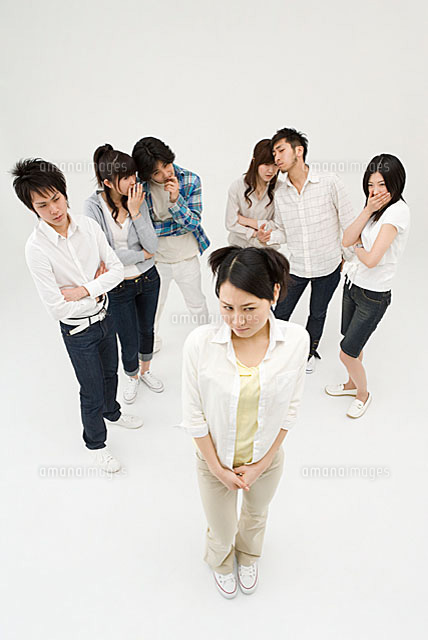 仲間はずれ女性と若者達 の写真素材 イラスト素材 アマナイメージズ