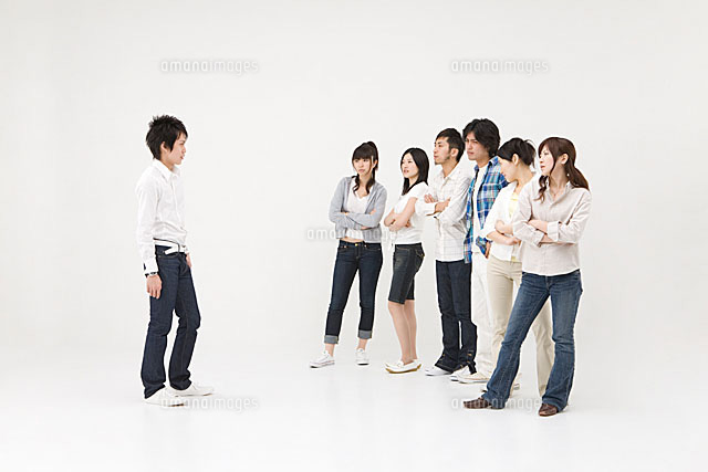 仲間はずれの男性と若者達 の写真素材 イラスト素材 アマナイメージズ