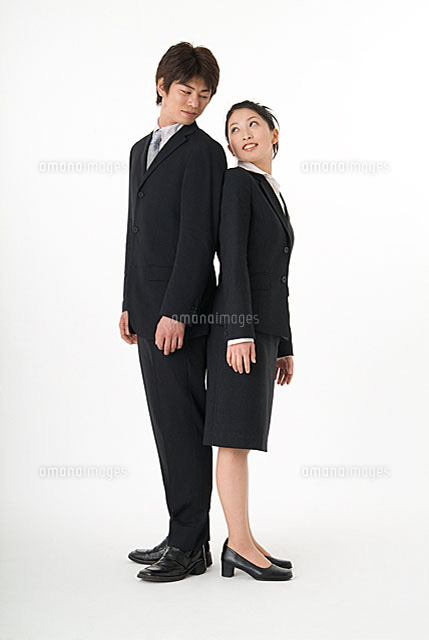 背中合わせに立つスーツ姿の男女 の写真素材 イラスト素材 アマナイメージズ