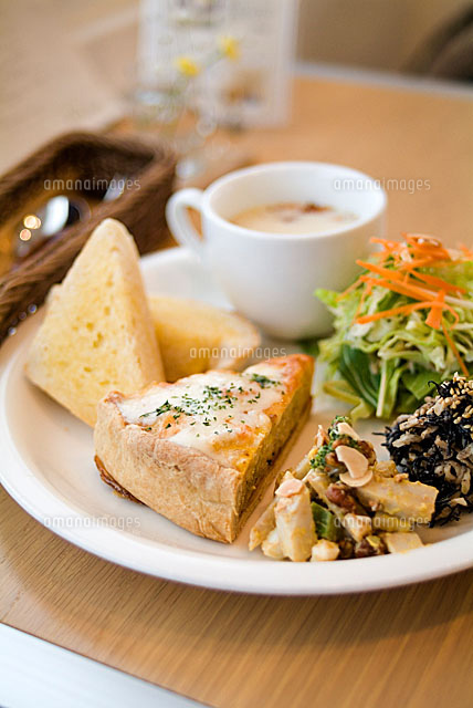 キッシュが乗ったプレート の写真素材 イラスト素材 アマナイメージズ