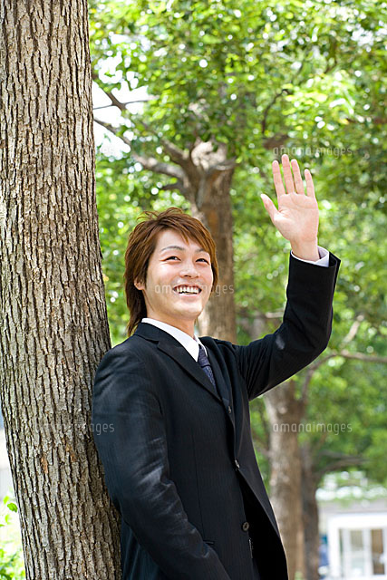 片手を上げる男性 の写真素材 イラスト素材 アマナイメージズ