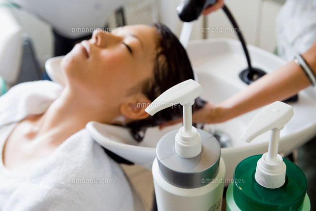 シャンプーボトルと髪を洗い流される女性 の写真素材 イラスト素材 アマナイメージズ