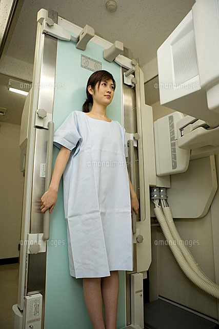 レントゲン台に寄りかかる女性患者 11014019820 の写真素材 イラスト素材 アマナイメージズ