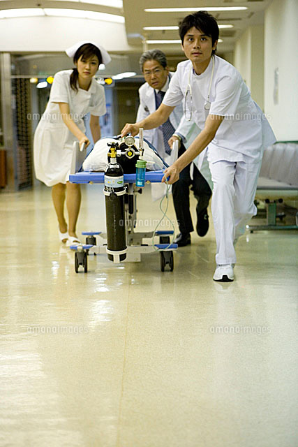 ストレッチャーで急患を搬送する看護師と医師 の写真素材 イラスト素材 アマナイメージズ ストレッチャーで急患を搬送する看護師と医師 の写真素材 イラスト素材 アマナイメージズ