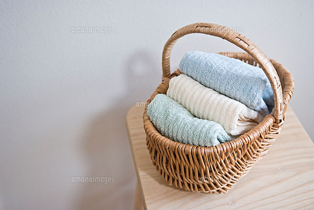 折りたたんだタオルを入れたカゴ の写真素材 イラスト素材 アマナイメージズ