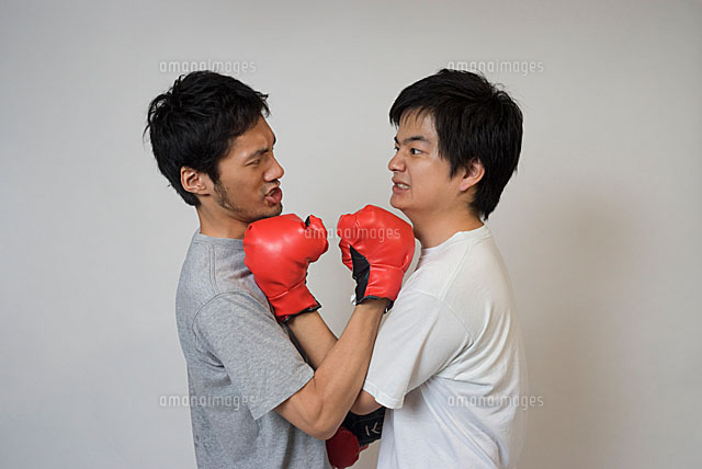 ボクシンググローブで殴りあう男性 の写真素材 イラスト素材 アマナイメージズ