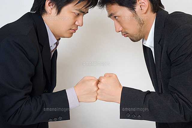 頭とこぶしをつきあわせてにらみあう男性 の写真素材 イラスト素材 アマナイメージズ