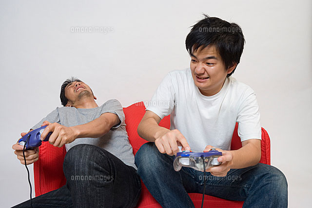 テレビゲームをする男性 の写真素材 イラスト素材 アマナイメージズ