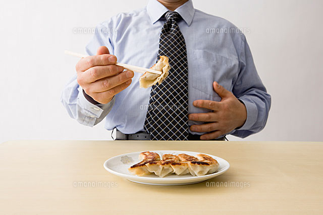 腹部に手を置きながら餃子を食べる男性 の写真素材 イラスト素材 アマナイメージズ 腹部に手を置きながら餃子を食べる男性 の写真素材 イラスト素材 アマナイメージズ