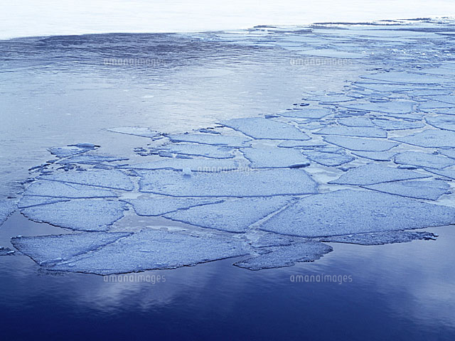 湖面に張った氷 の写真素材 イラスト素材 アマナイメージズ