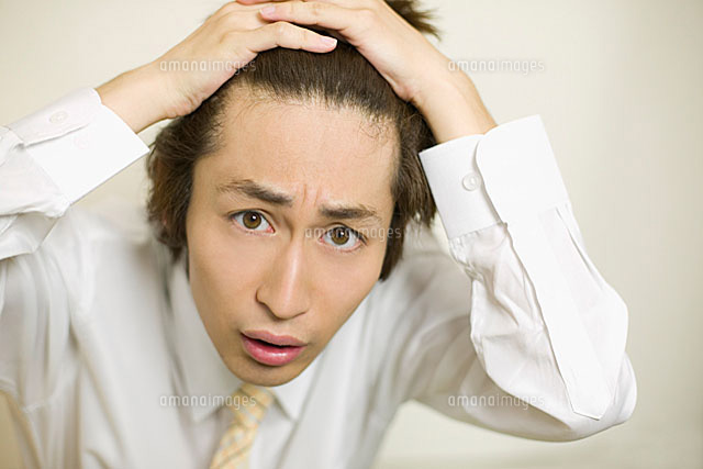 薄毛を気にするビジネスマン の写真素材 イラスト素材 アマナイメージズ