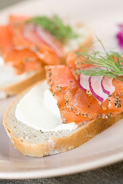 スモークサーモンとクリームチーズのオープンサンド の写真素材 イラスト素材 アマナイメージズ